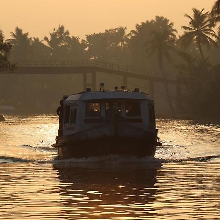Marari Houseboat Hotel Mararikulam Exterior photo