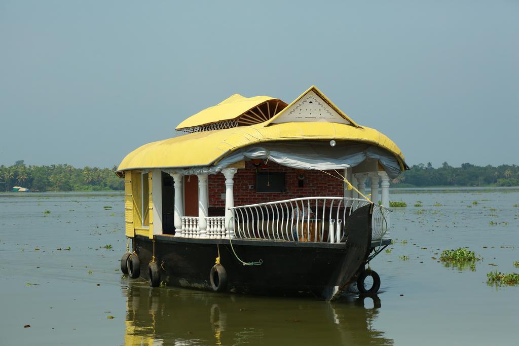 Marari Houseboat Hotel Mararikulam Exterior photo